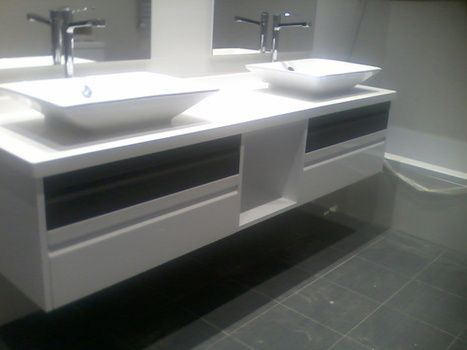 Composición blanca de muebles de baño en Zamora